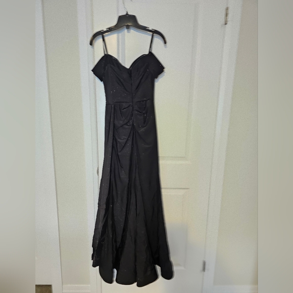 Elegant Black Evening Gown - Picture 2 of 4
